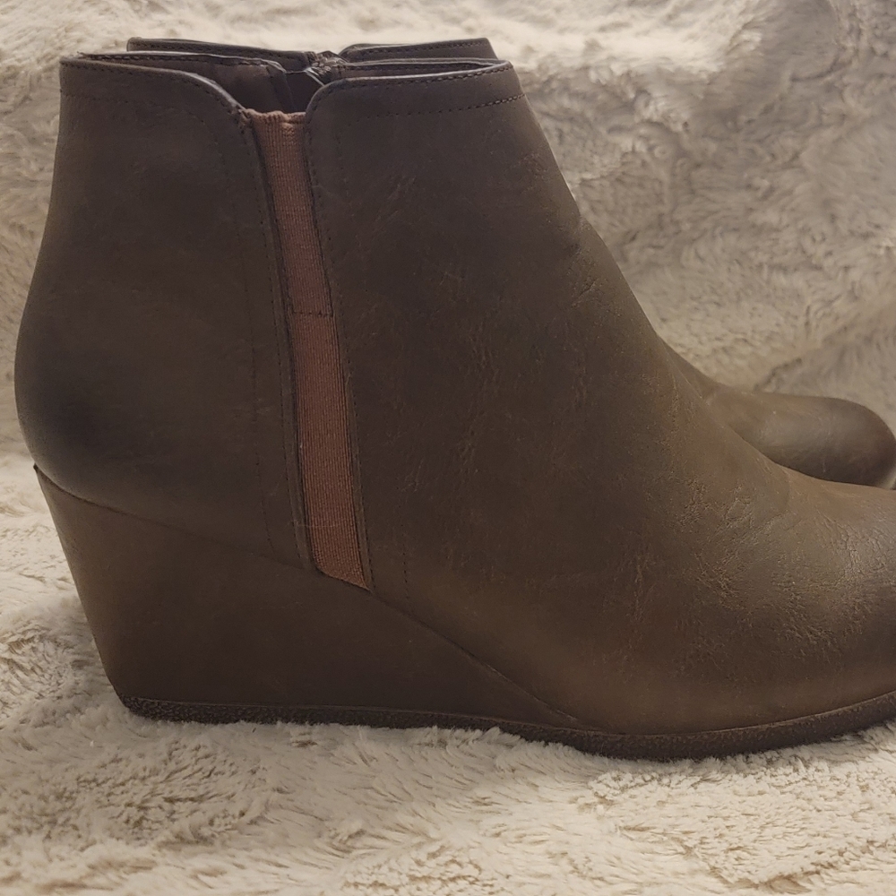 Mata Brown wedge ankle boots size 9